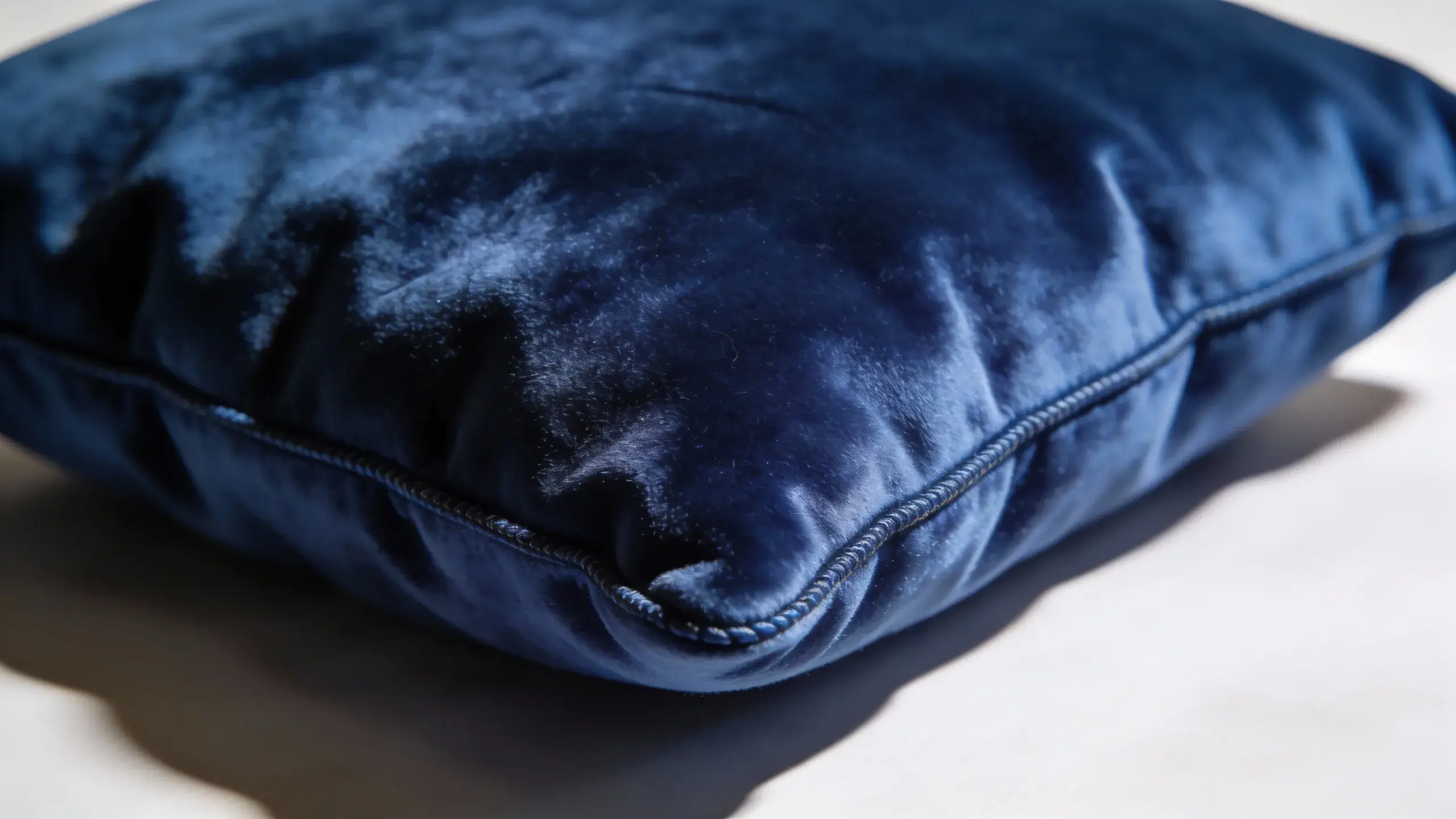 Seedream 4.5-bilde med nærbilde av realistisk fløyel under kontrollert lyssetting