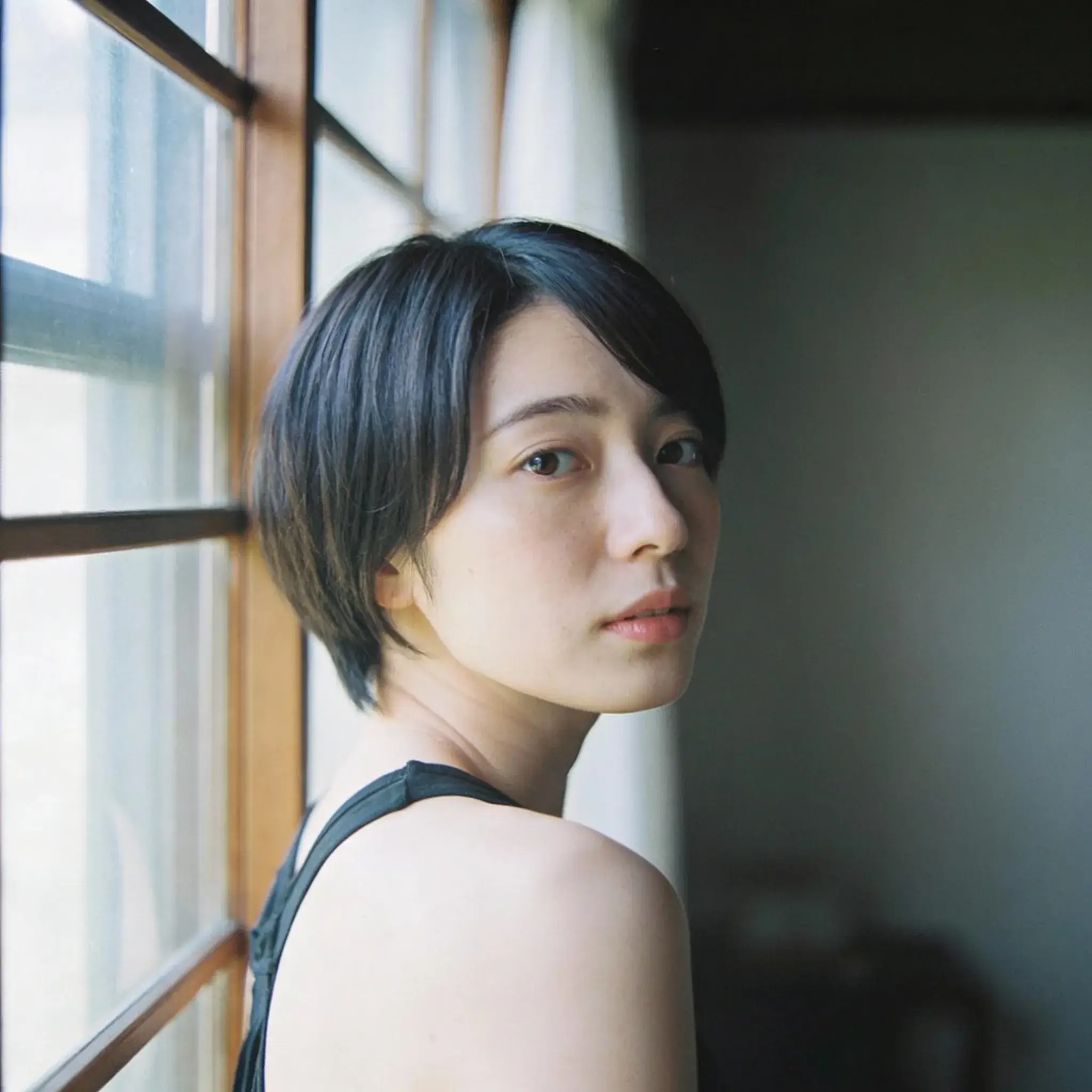 Seedream 4.5-generert portrett i 35mm-stil med naturlig korn og dempede toner